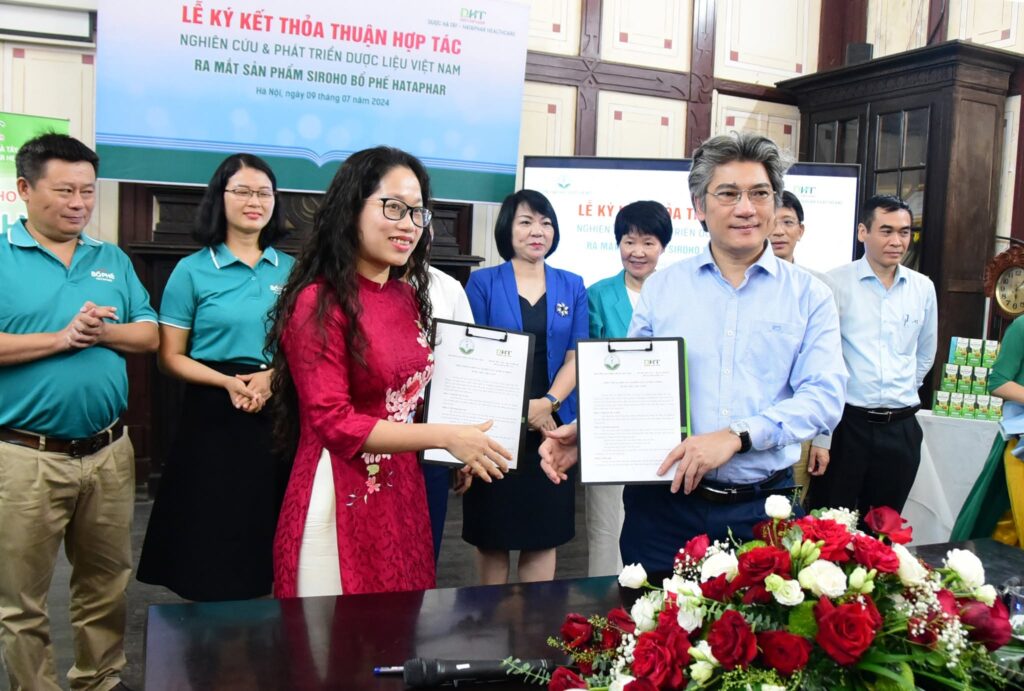 Lễ ký kết hợp tác chuyên môn giữa Công ty CPDP Hà Tây – Hataphar Healthcare Việt Nam và Trường Đại học Dược Hà Nội